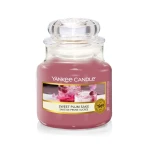 Świeca Yankee Candle Sweet Plum Sake, mały słoik (104g)