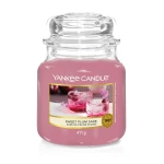 Świeca Yankee Candle Sweet Plum Sake, średni słoik (411g)