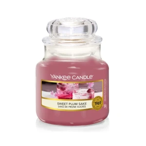 Świeca Yankee Candle Sweet Plum Sake, mały słoik (104g)